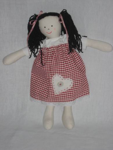 Textilní panenky - Panenka sedící s vínovými šaty - Kliknutím na obrázek zavřete