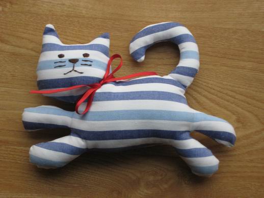 Textilní hračky - Kočka běžící modré pruhy - Kliknutím na obrázek zavřete