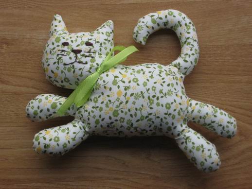 Textilní hračky - Kočka běžící zelené kytičky